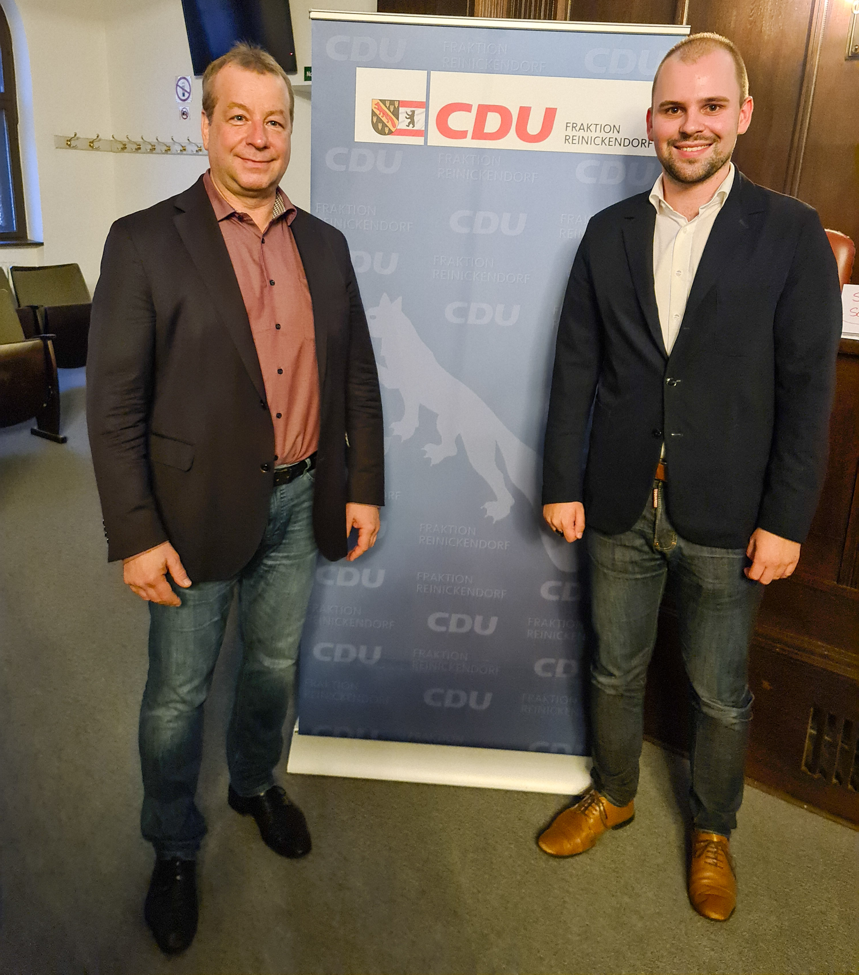 Der Kreisvorsitzende Frank Balzer (links) gratuliert dem neuen Fraktionsvorsitzenden der CDU-Fraktion Reinickendorf Marvin Schulz (rechts)